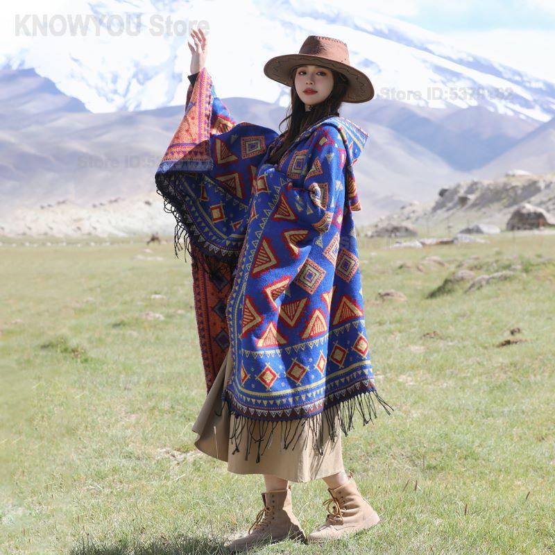 Ethnic Fashion Photography - Mantello con Cappuccio in Stile Etnico